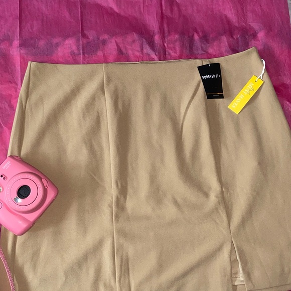 ๐ง๐ฝโโ๏ธ Mini Skirt with split on the side ๐ง๐ฝโโ๏ธ - Picture 3 of 4